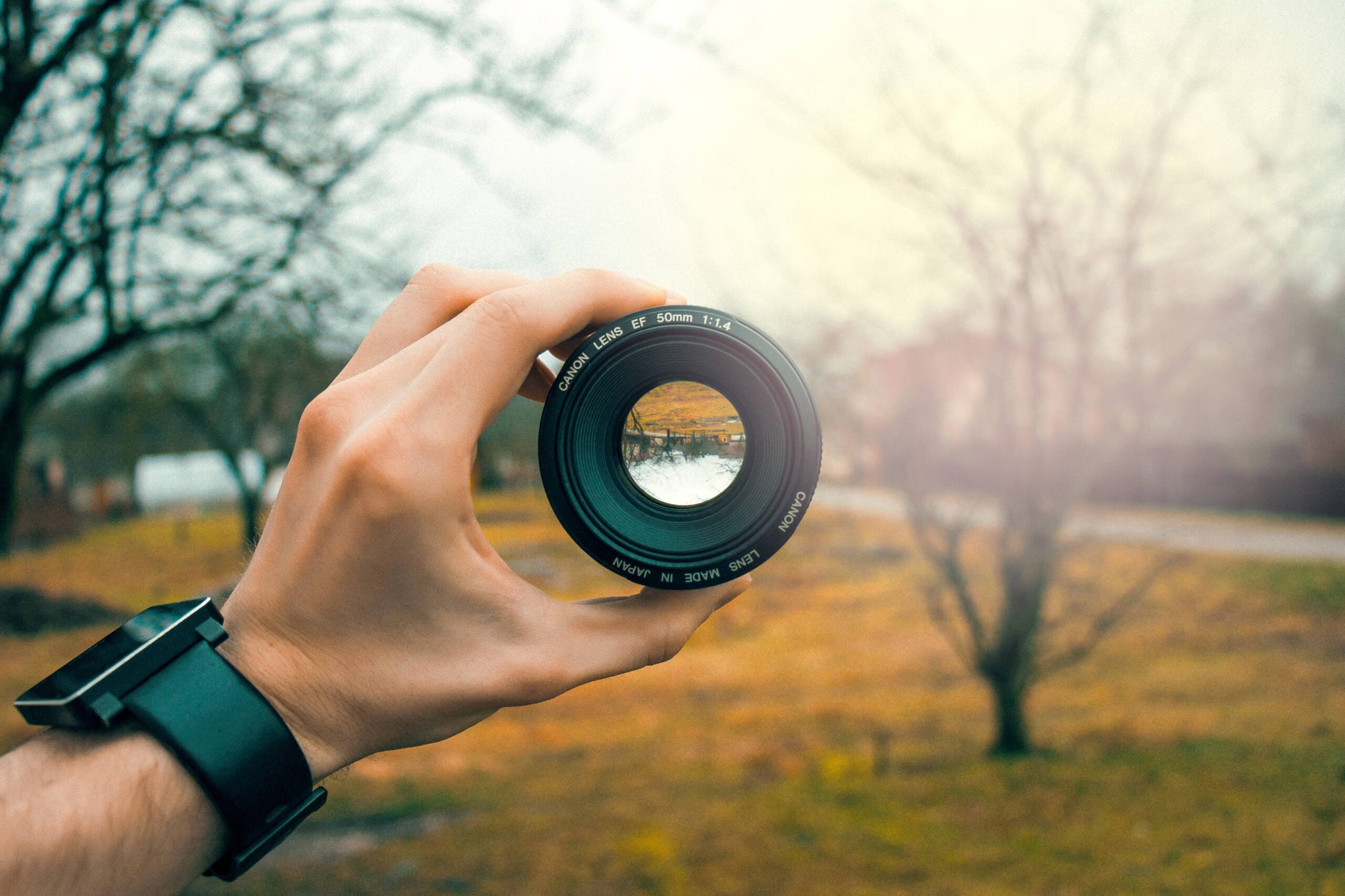 pov-hand-lens-canon-50mm-mirror-1433007-pxhere.com